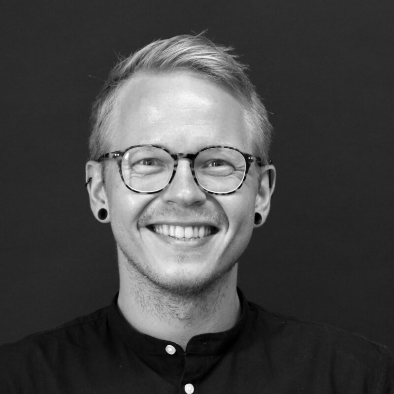 Dennis Grimberg – Dennis Grimberg ist der Aufmerksame bei uns im Team. Durch seinen Blick fürs Detail bleibt kein konstruktives Problem unentdeckt.
